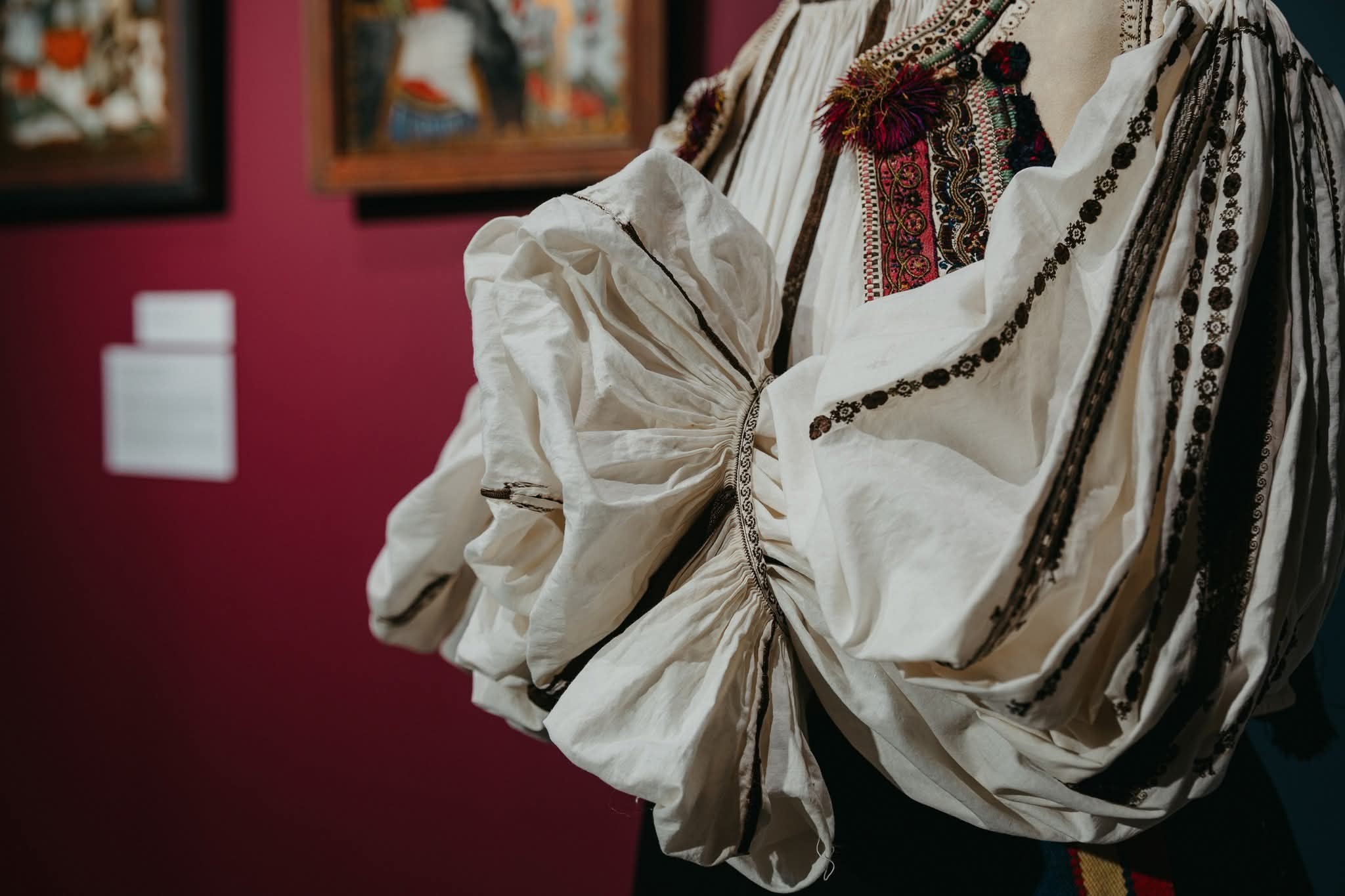 Instalație artistică contemporană inspirată din patrimoniul cultural românesc la Muzeul ASTRA