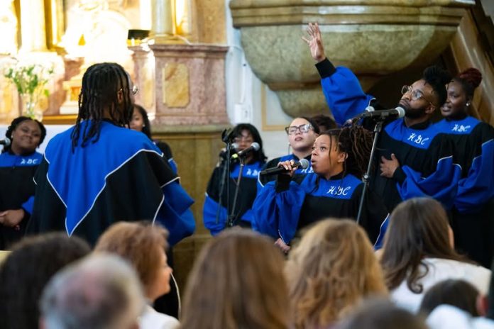 Howard Gospel Choir cântând în spectacolul Glorie lui Dumnezeu la Teatrul Național Sibiu