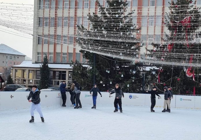 Panoramică a patinoarului din Mediaș cu elevii Liceului Axente Sever