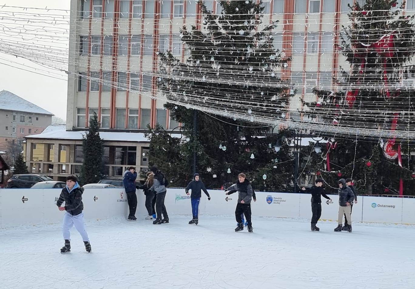 Panoramică a patinoarului din Mediaș cu elevii Liceului Axente Sever
