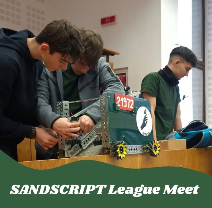 Echipa de robotică a Liceului Teoretic Axente Sever Mediaș cu robotul lor pentru regionalele First Tech Challenge.