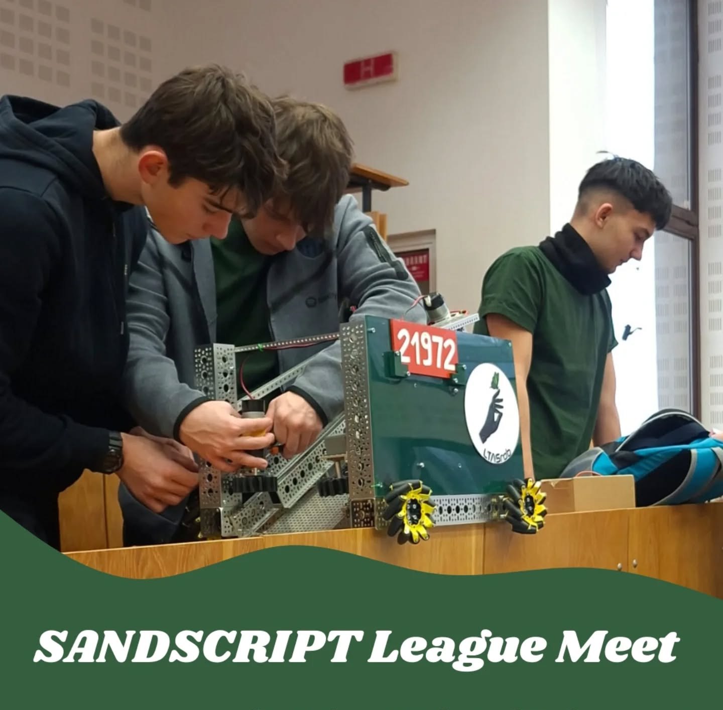 Echipa de robotică a Liceului Teoretic Axente Sever Mediaș cu robotul lor pentru regionalele First Tech Challenge.