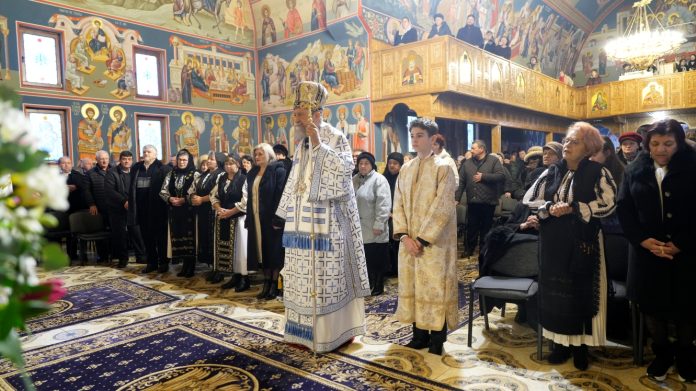 Arhiereu binecuvântează comunitatea Bisericii Sfântul Pantelimon și Sfântul Andrei Șaguna din Sibiu