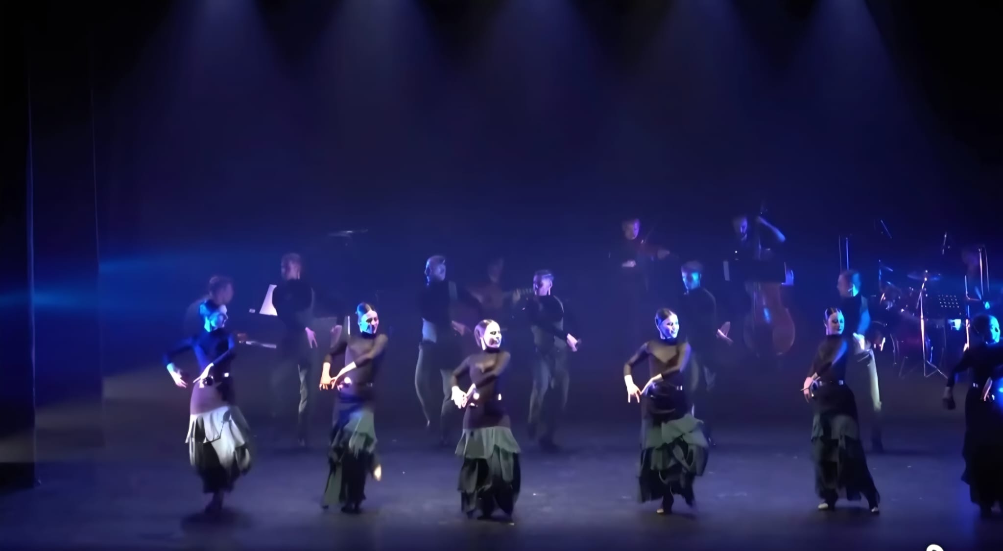 Dansatoare de Spanish Flamenco Ballet în rochie tradițională, spectacol FITS 2025