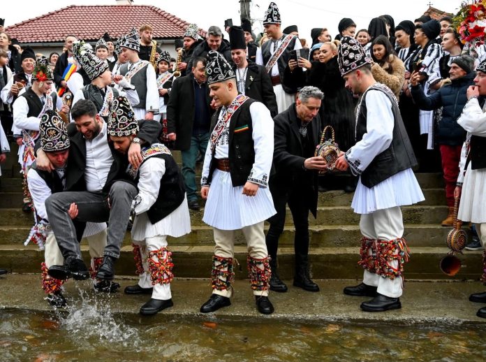 Piața satului Tălmăcel, un model de turism rural cu case tradiționale în fundal.