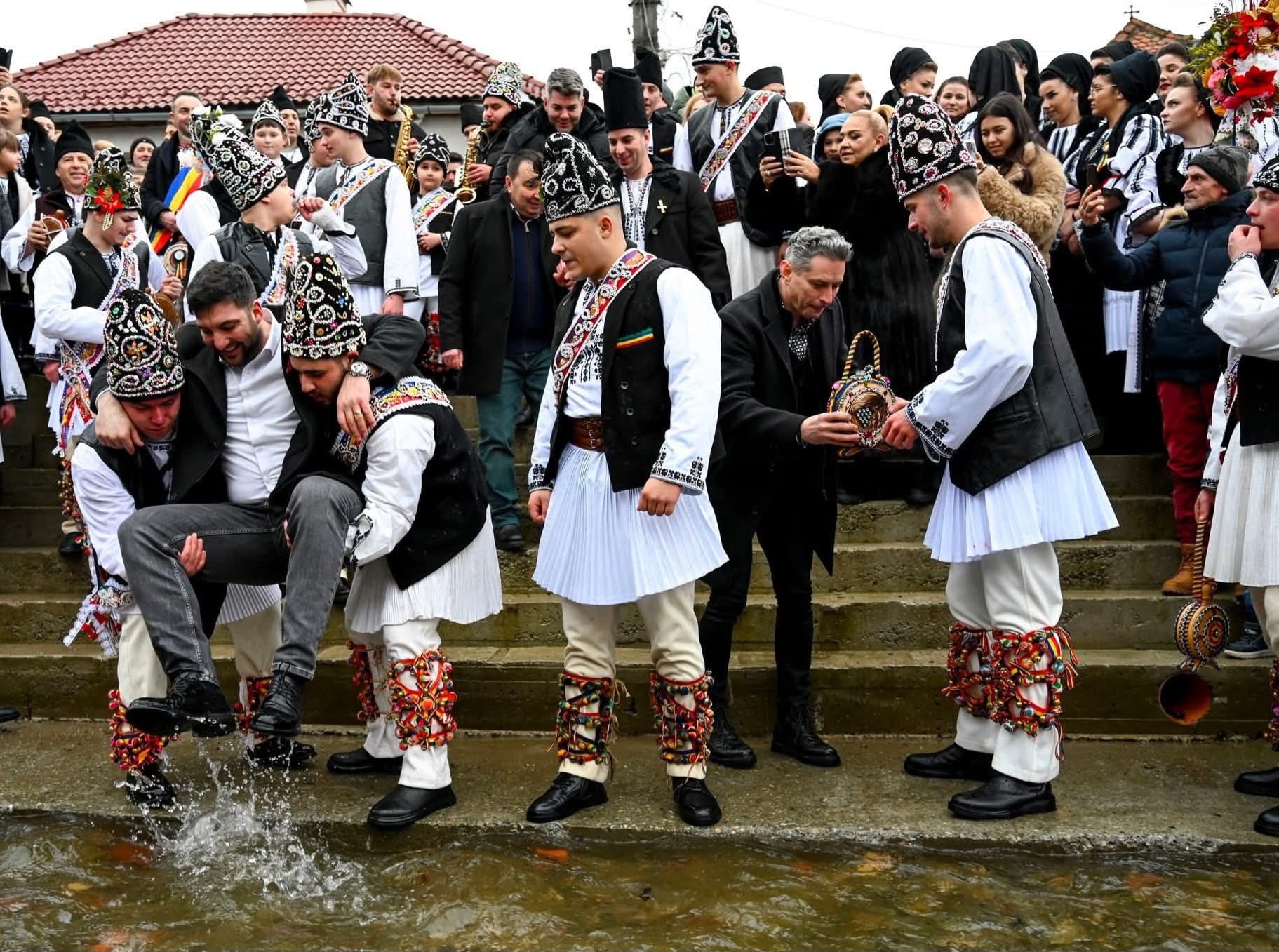 Piața satului Tălmăcel, un model de turism rural cu case tradiționale în fundal.