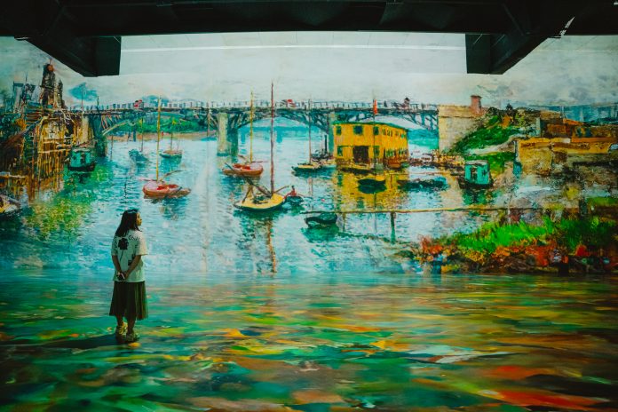 Expoziție imersivă Claude Monet, prezentând nuferi și grădini proiectate