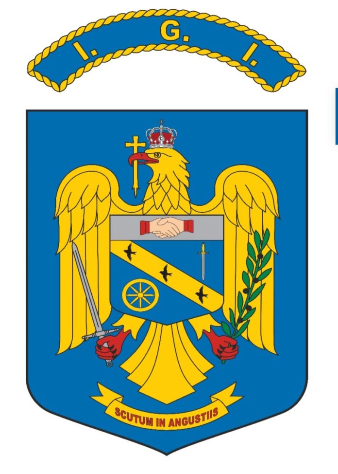 Poliție română escortând persoană pentru returnare, la început de an.