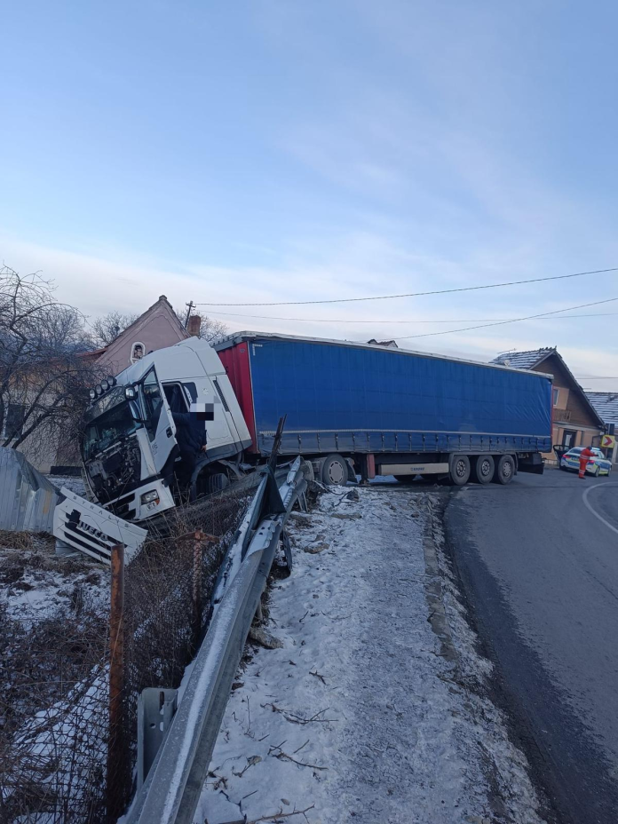 Accident grav pe DN1 cu un TIR care a ieșit de pe carosabil, blocând traficul.