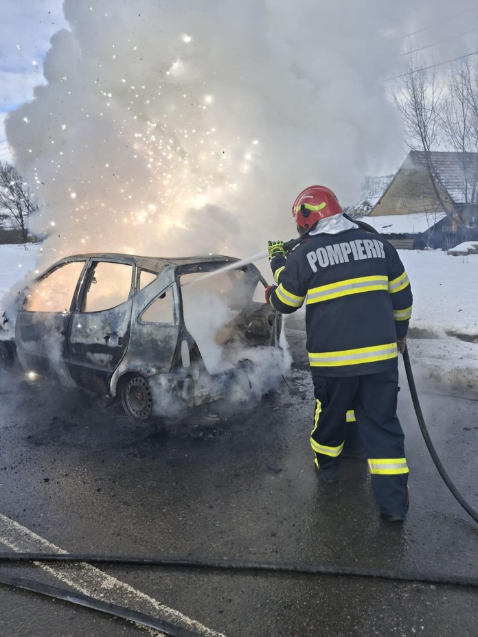 Echipaj de pompieri stinge urmele focului după incendiu la Blăjel cauzat de scurtcircuit.