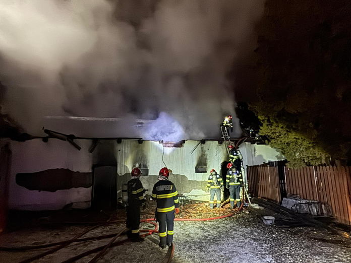 Vedere generală a incendiului la anexele gospodărești din Bradu, cu pompieri intervenind rapid