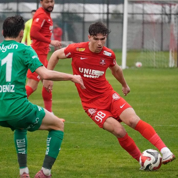 Echipamentul oficial FC Hermannstadt așezat pe terenul de antrenament.