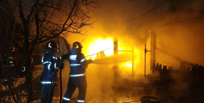 image Incendiu puternic la Dârlos, flăcări și fum gros ieșind din anexa gospodărească