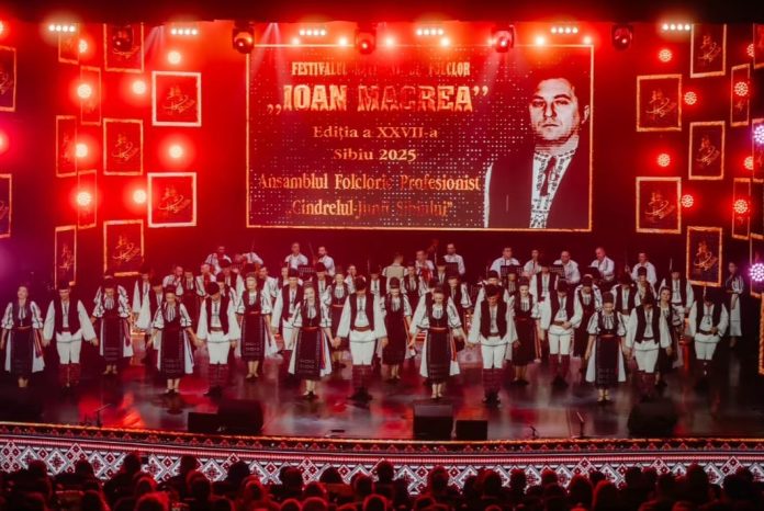 645 Membrii tineri ai grupului Junii Sibiului în costume tradiționale, pregătiți pentru spectacolul de folclor.