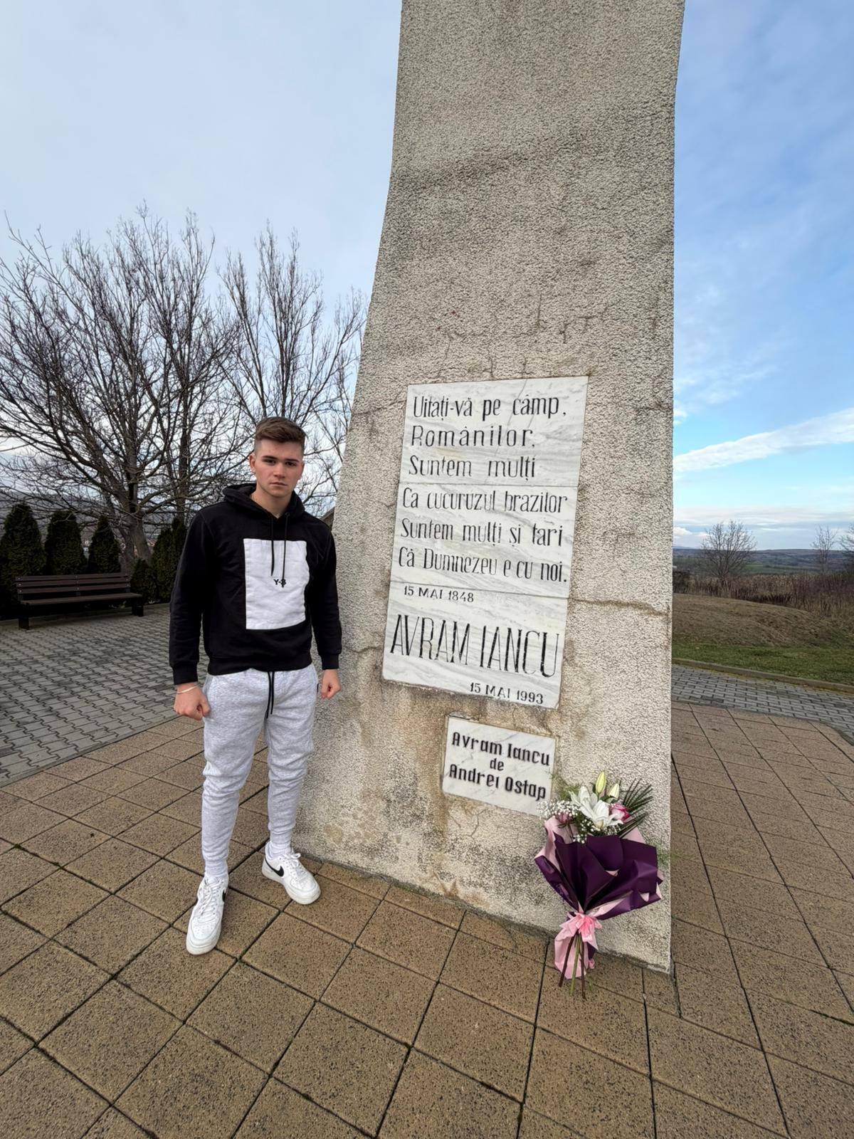 Formație de elevi militari în paradă, un gest de respect pentru eroi