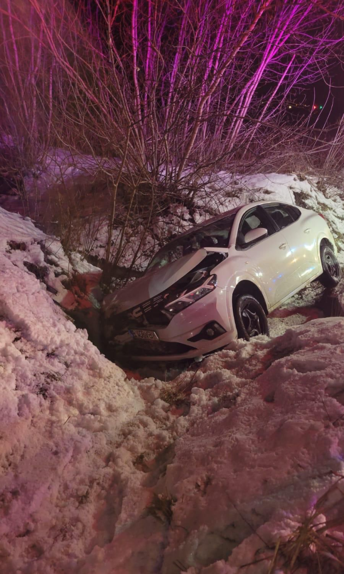 image Serviciile de urgență la locul accidentului de pe DN14, oferind primul ajutor.