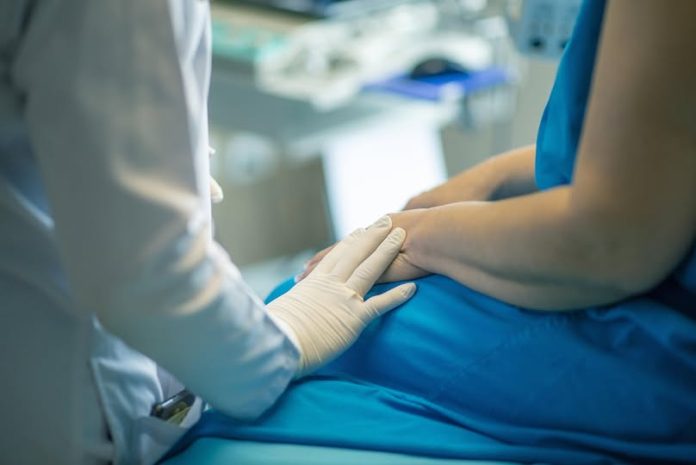 644 Caravana medicală MedLife Polisano oferind consultații gratuite cetățenilor din Șelimbăr