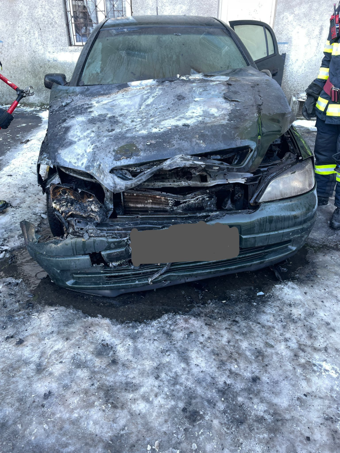 image Mașină în flăcări pe Șoseaua Alba Iulia după un accident, pompierii intervenind la locul faptei.