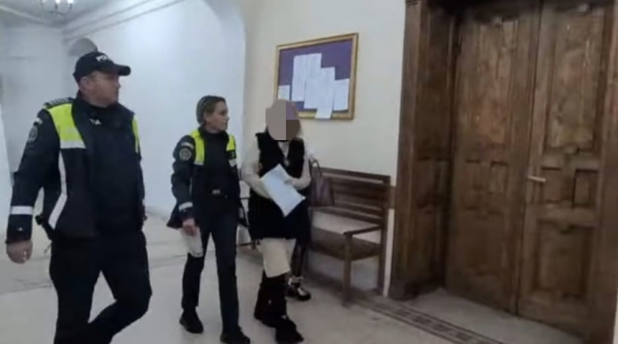 Poza de profil a fetei acuzate de crimă în cazul de ucidere a mamei pentru moștenire.