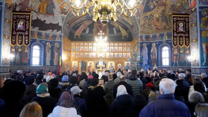 Comunitatea Bisericii „Nașterea Sfântului Ioan Botezătorul” din Sibiu primește binecuvântarea finală.