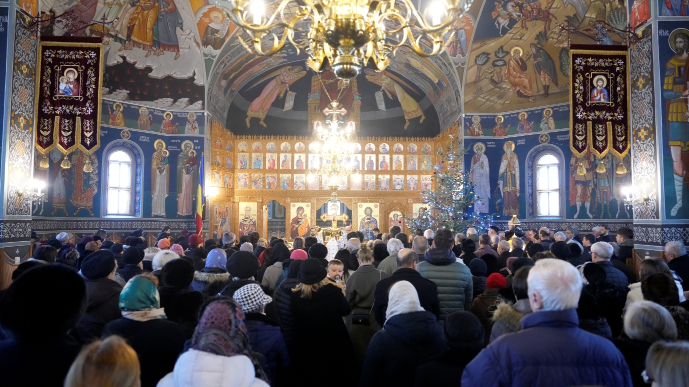 Comunitatea Bisericii „Nașterea Sfântului Ioan Botezătorul” din Sibiu primește binecuvântarea finală.