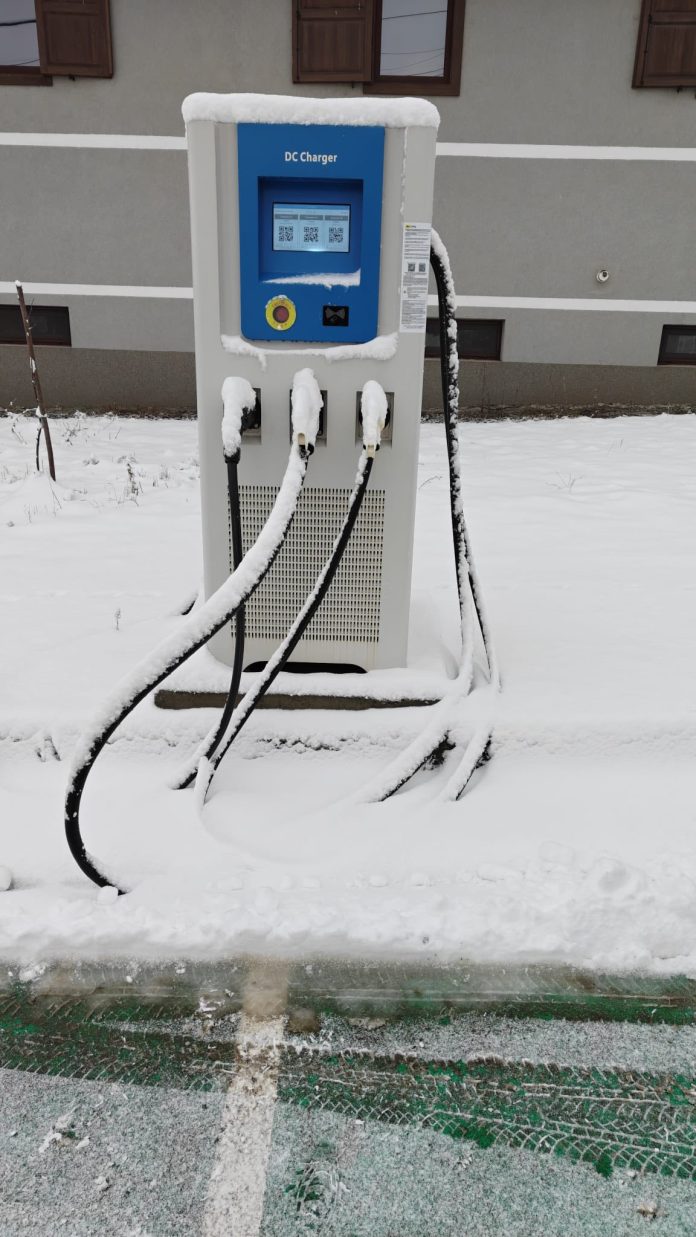Stație de încărcare pentru mașini electrice în zona Turnu Roșu, cu conector și cablu.