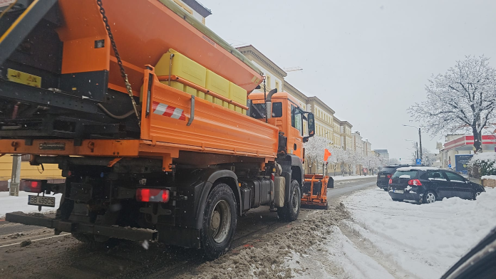 Utilaj de deszăpezire Primăria Sibiu lucrează noaptea pe străzile acoperite de zăpadă.