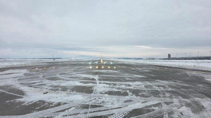 Echipajul de lucru al Aeroportului Sibiu lucrează la depășirea condițiilor de iarnă pentru a limita întârzierile.