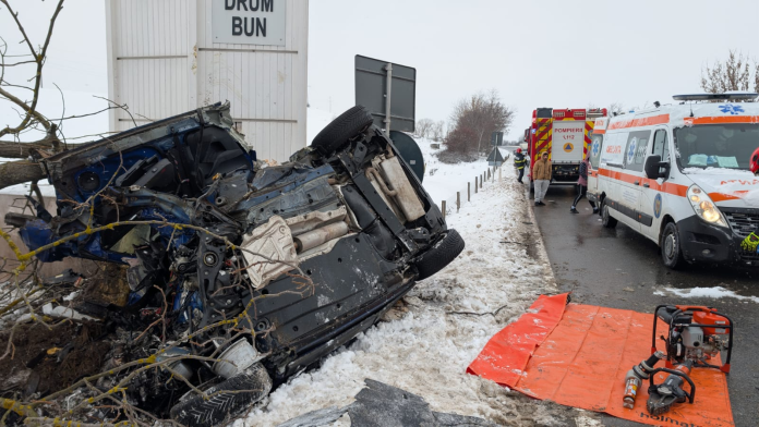 Mașină avariată în urma accidentului mortal pe DN1, cu serviciile de urgență pe loc