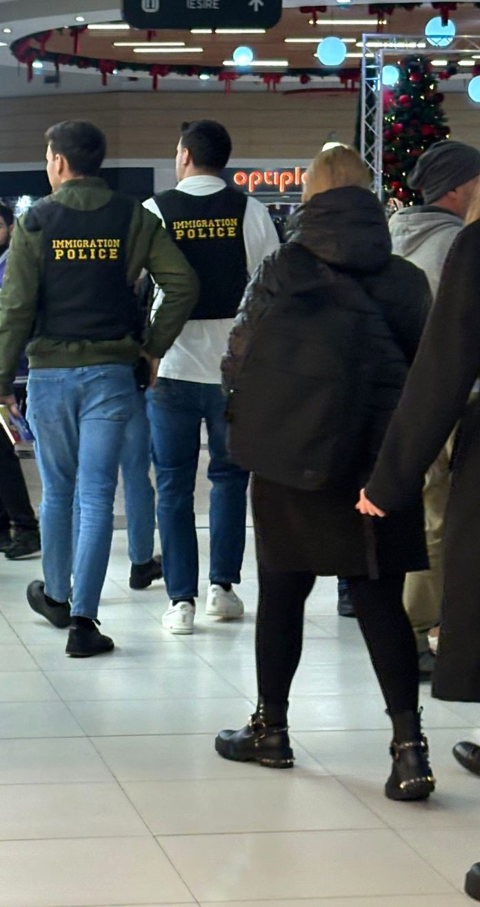 Echipaj polițienesc în misiune de control rutier în perioada sărbătorilor de Anul Nou și Bobotează.