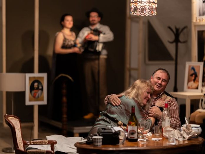 Scenă din spectacolul Caragiale la Teatrul Național Radu Stanca Sibiu, cu actori în costume contemporane