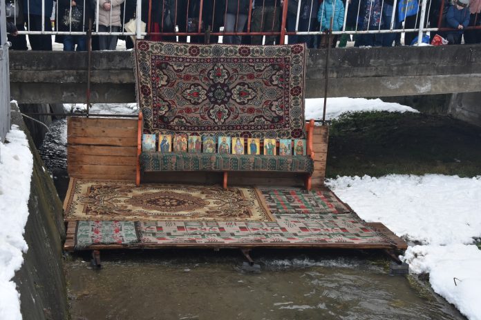 Vedere panoramică asupra ritualului de Sfințire a Aghiazmei Mari la râul din Rășinari.
