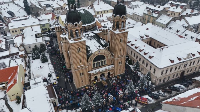 Vedere panoramică a mulțimii de credincioși la Catedrala Mitropolitană din Sibiu