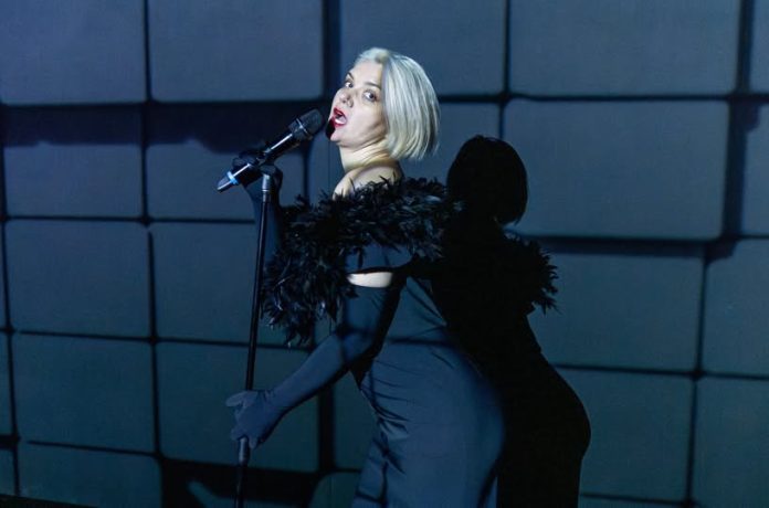 Scenă din spectacolul Lola Blau la Teatrul Național Radu Stanca Sibiu, o poveste despre identitate
