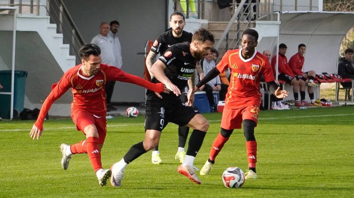 Antrenor FC Hermannstadt dă instrucțiuni de pe margine în egalul fără goluri