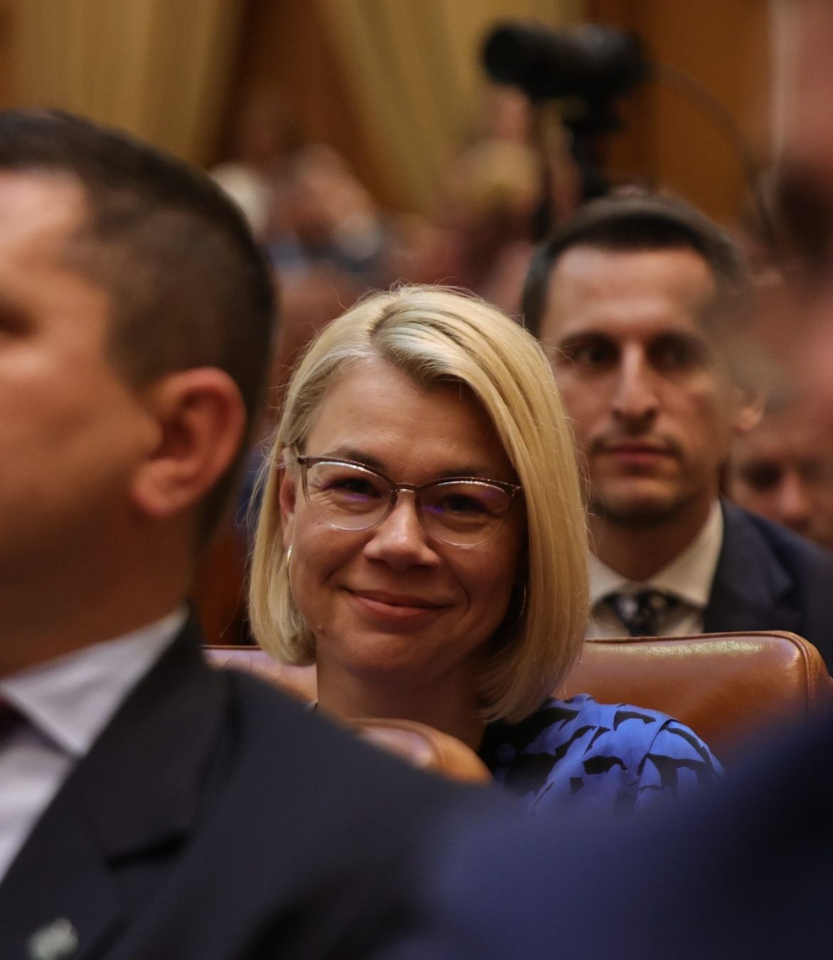 Senatoarea Cibu-Deaconu, un exemplu de politician de mucava, in timpul unei dezbateri parlamentare.