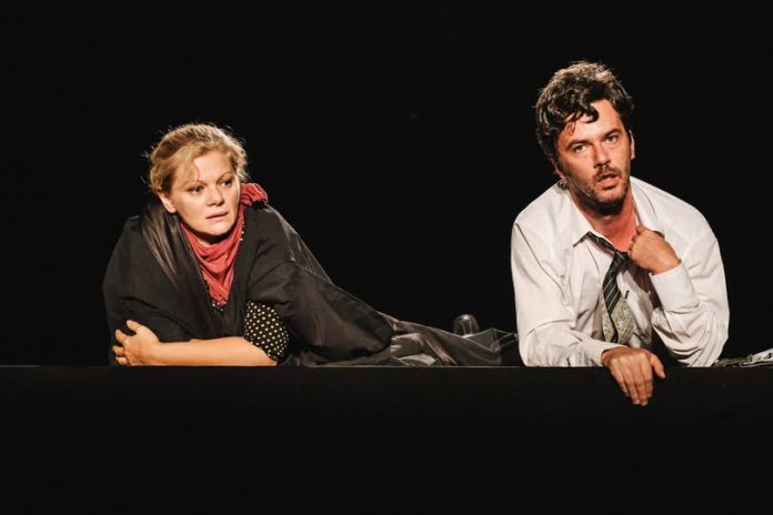 Scenă din spectacolul „Aici nu se simte” la Teatrul Național „Radu Stanca” Sibiu