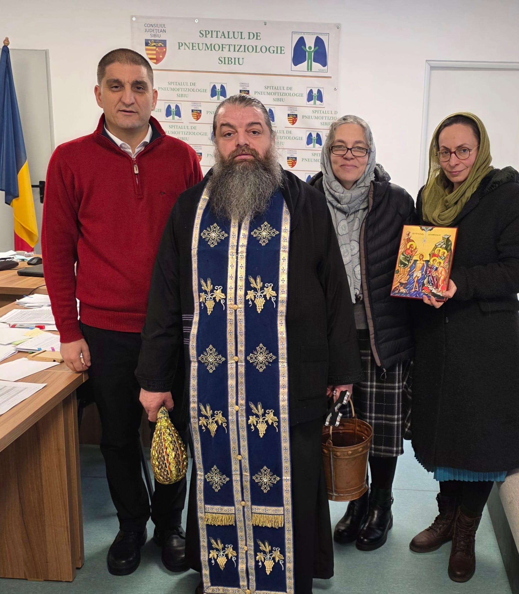 Participanți la ceremonia de binecuvântare înainte de sărbătoarea Bobotezei la un spital de pneumoftiziologie