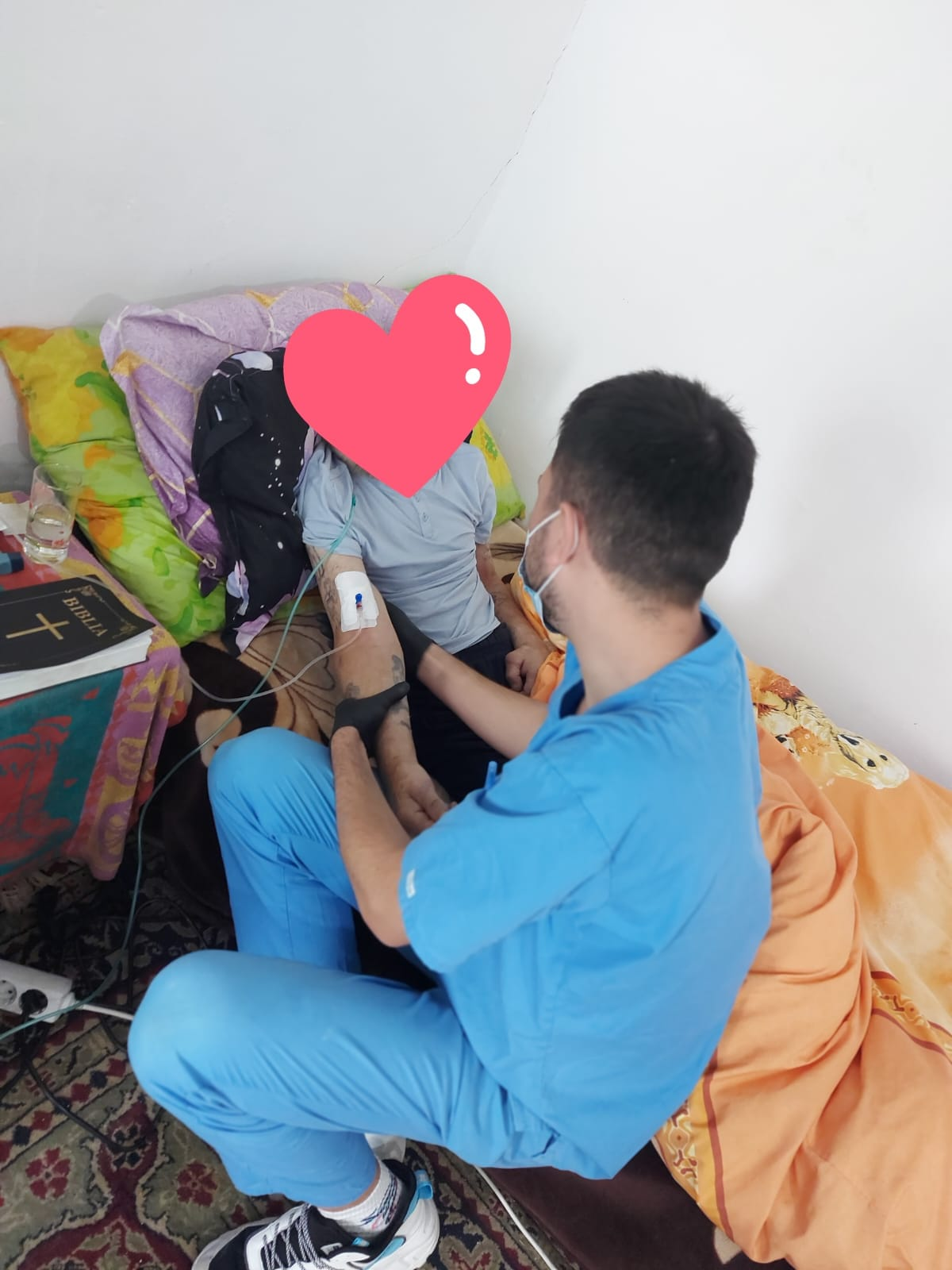 Mihai Țițirigă, asistent medical dedicat, măsurând tensiunea unui senior pentru a-i oferi alinare.