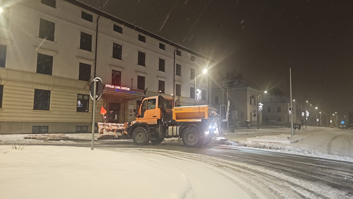 Primăria Sibiu deszăpezind străzile pentru prevenirea poleiului, cu echipamente speciale
