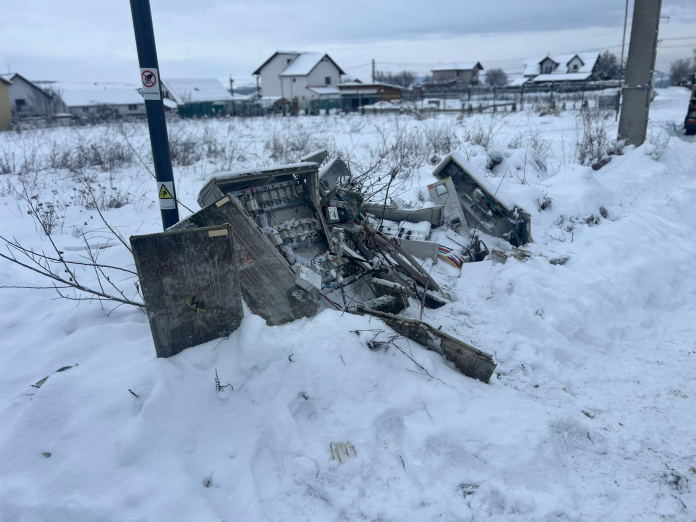 ATV-uri teribiliste abandonate pe un câmp după ce au provocat pene de curent la Daia Nouă