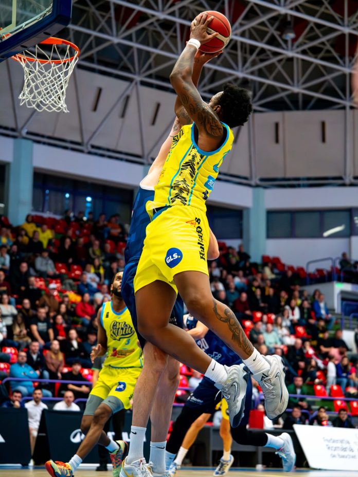 CSU în acțiune pe teren, un exemplu de baschet spectaculos din Liga Națională.