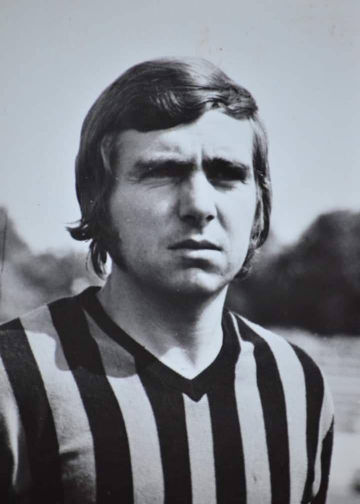 1 Martin Schwartz sărbătorește un gol marcat pentru clubul său de fotbal.