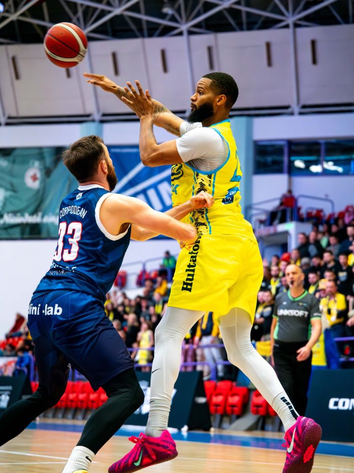 Echipa de handbal BC CSU Sibiu inainte de un meci pe teren propriu