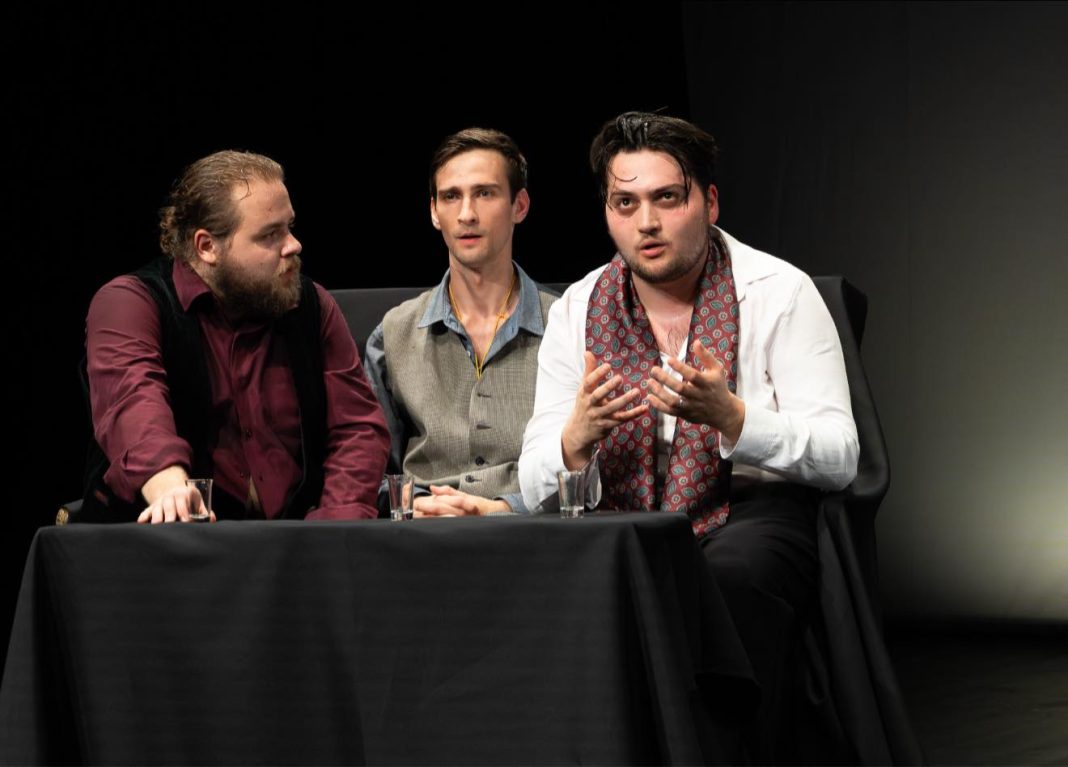 562 Moment dramatic din spectacolul ARTĂ, cu actorii in acțiune pe scenă