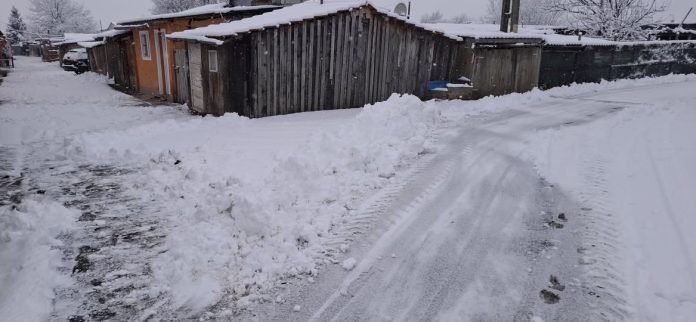 Utilaj de deszăpezire al Primăriei Tălmaciu, pregătit pentru interventie pe drumurile orașului