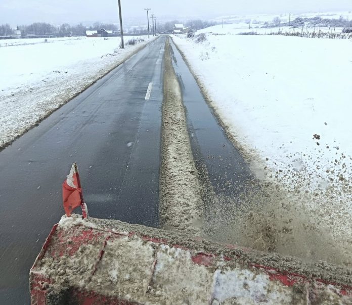 Șoseaua județeană din Sibiu, curățată perfect de zăpadă, cu copaci îmbrăcați în alb de-a lungul drumului