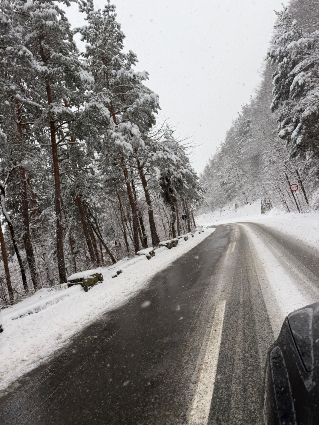 image Polițiști sibieni oferind recomandări de conducere prudentă pe drumurile de iarnă