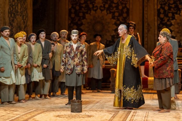 Scenă din noua producție Silviu Purcărete la Teatrul Național Sibiu 2026, cu actorii în costume de epocă