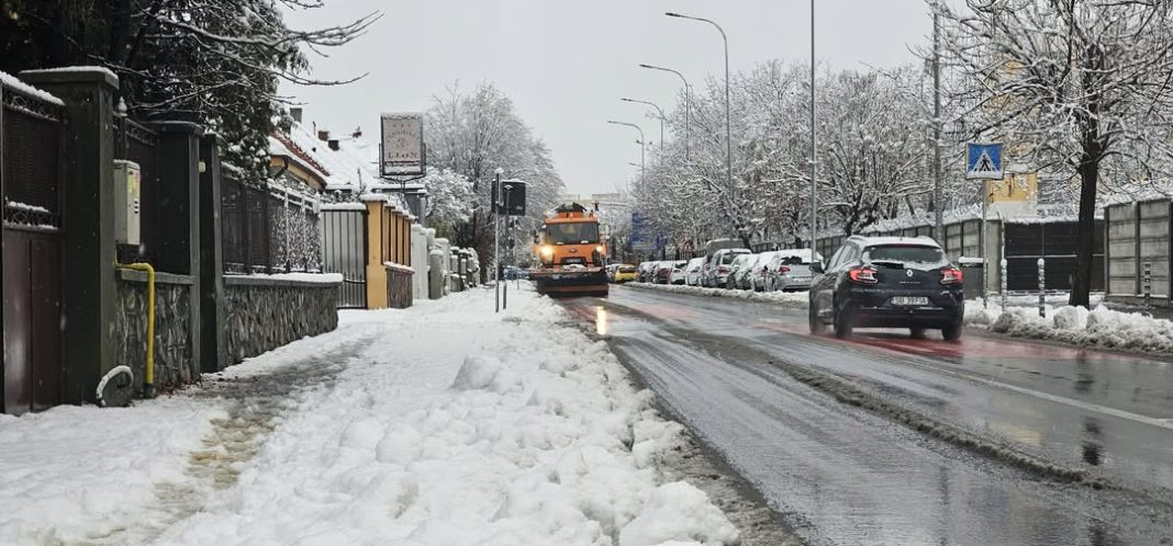 531 Primăria Sibiu deszăpezind străzi și combatând poleiul pentru siguranța cetățenilor